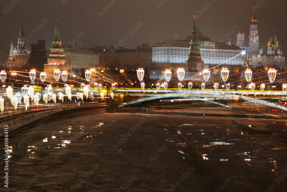 Obraz premium Photo of the center of Moscow on a long exposure Footage taken on the street in the center of Moscow, Russia, shooting date 24.11.2018, the photo shows the Kremlin, bridge, embankment 
