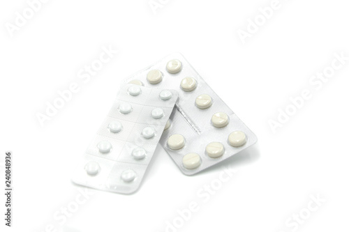 pastillas blancas sobre fondo blanco