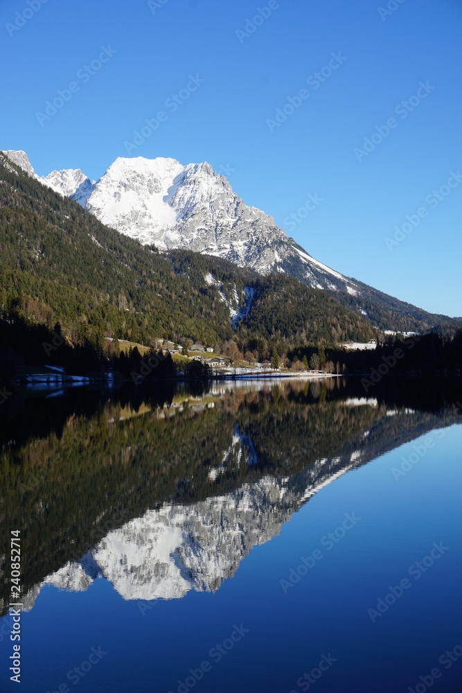 Hintersteinersee in Tirol an einem sonnigen Wintertag