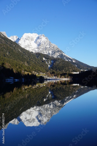 Hintersteinersee in Tirol an einem sonnigen Wintertag