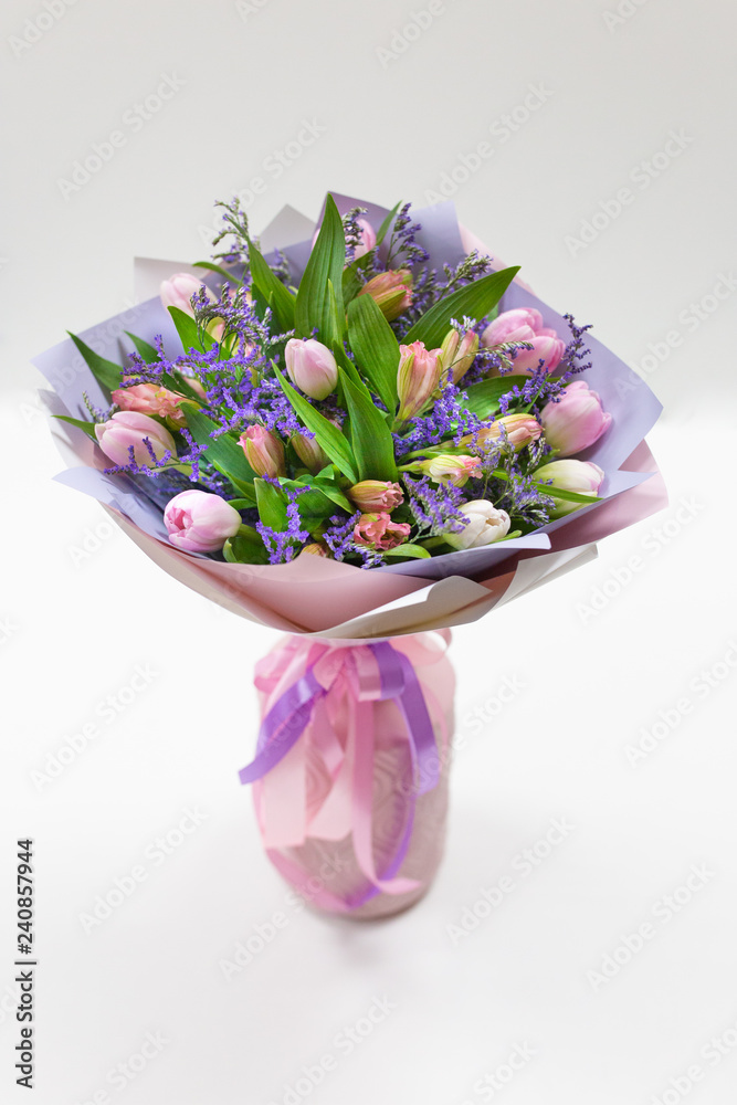 Naklejka premium A touching bouquet of pink tulips in multicolored paper