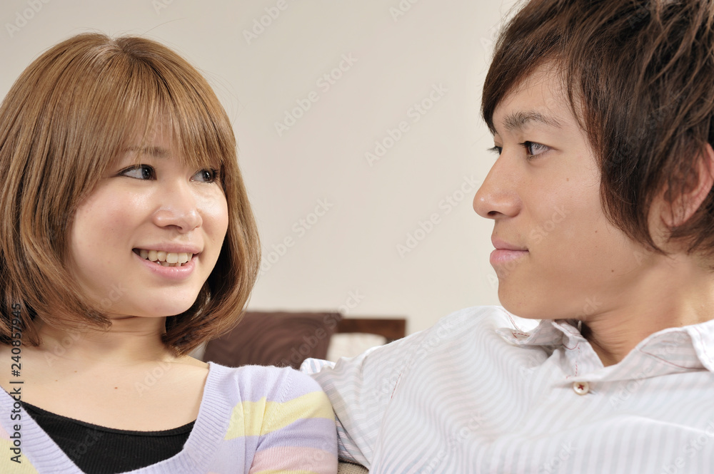 見つめ合う若いカップル