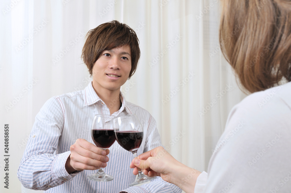 ワインで乾杯するカップル ワインで乾杯するカップル