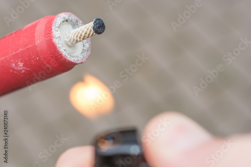 Canvas Print Knaller wird zu Silvester mit einem Feuerzeug angezündet