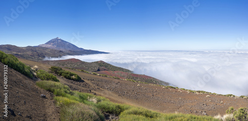 Teneriffa, Kanarische Inseln - Vulkan Teide über dem Wolkenmeer im Nationalpark