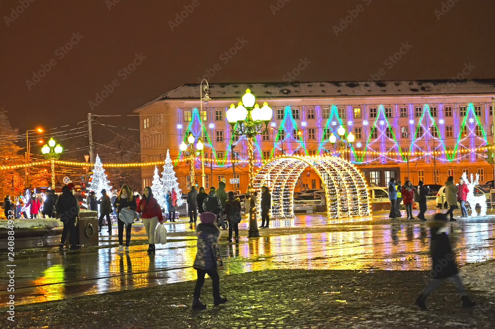 Obraz premium KALININGRAD, RUSSIA. Festive lighting at Victory Square in the evening
