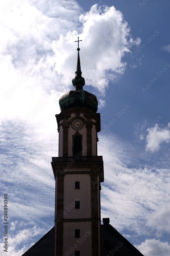 Turm Versöhnungskirche Völklingen / Der Uhrenturm der neobarocken Versöhnungskirche in Völklingen vor Himmel und Wolken....