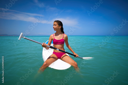Photo Girl relaxed sitting on paddle surf board SUP