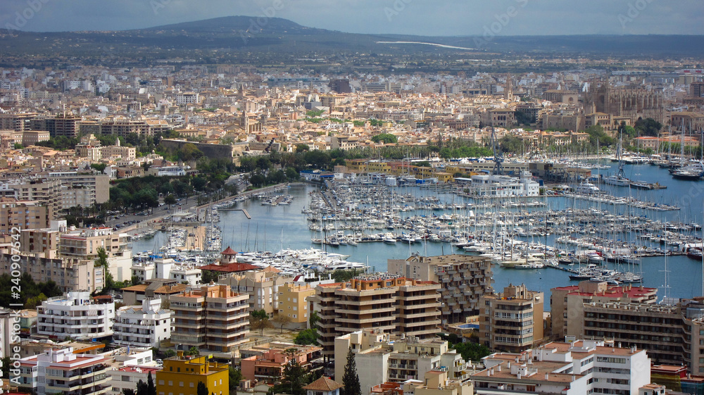 Vista aérea de la ciudad de Palma de Mallorca y su puerto deportivo