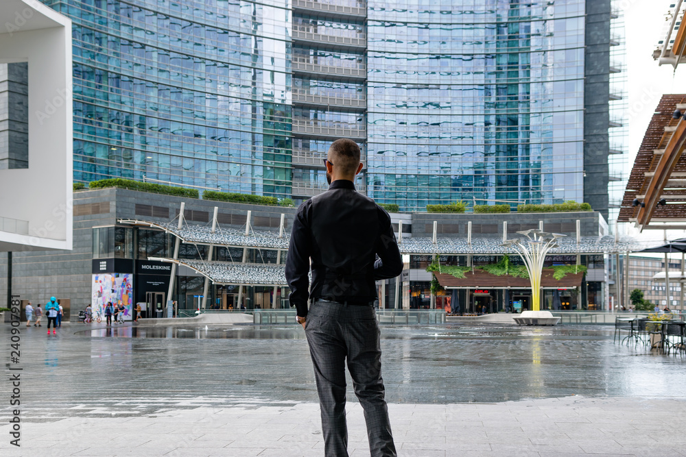 Naklejka premium Man drinking a whiskey in Milan