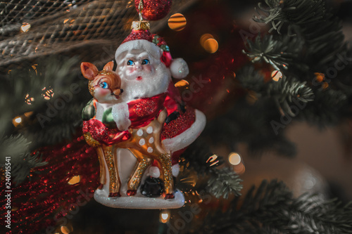 Fotografía glass Santa Claus ornament on a Christmas tree