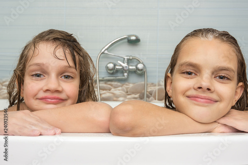 Tela Portrait of two girls taking a bath