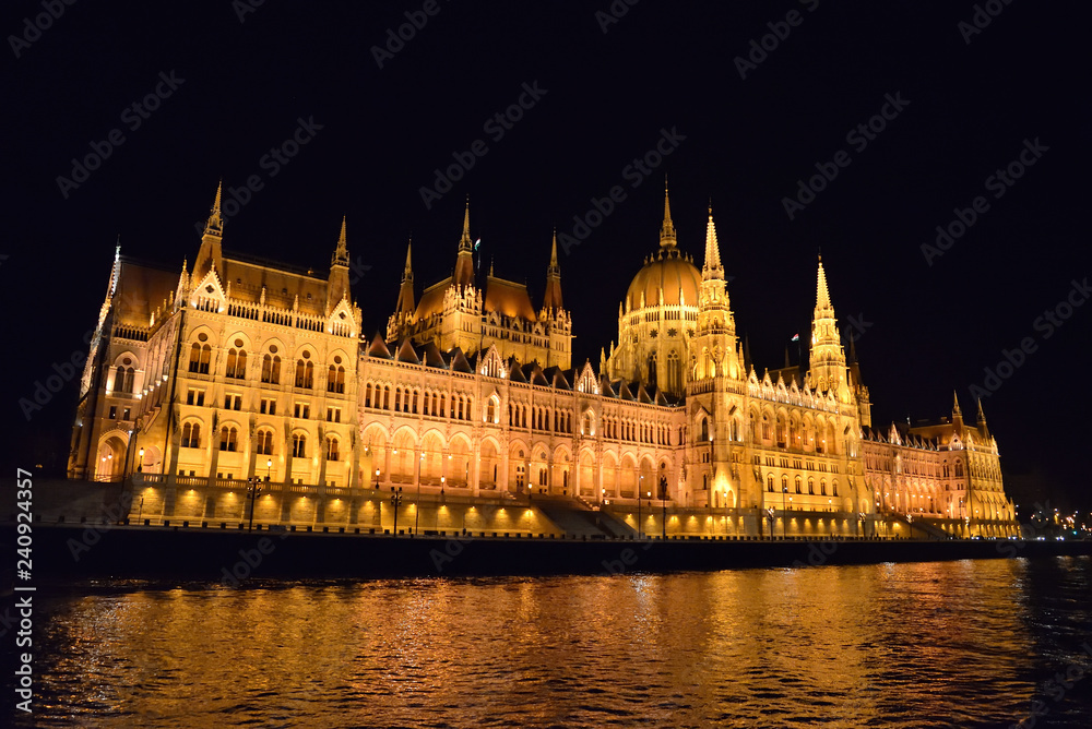 Fototapeta premium night view of parliament, budapest, hungary
