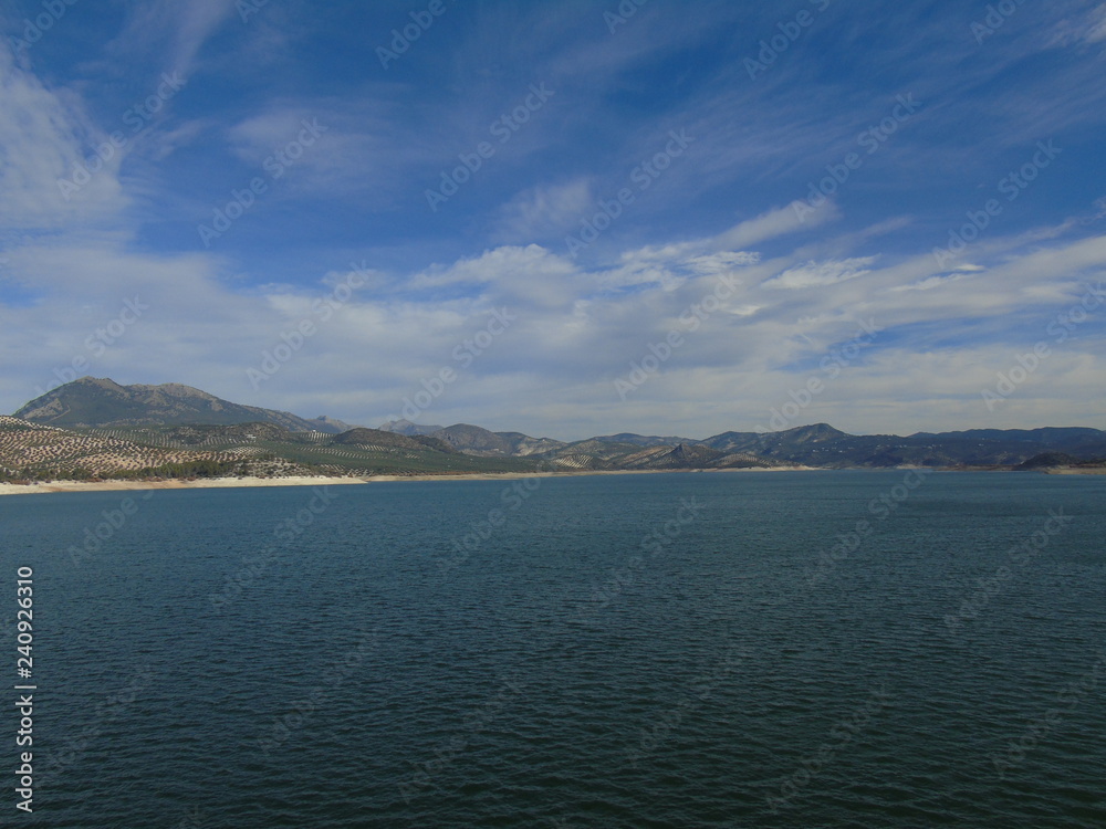 paisaje de dia nublado en lago azul