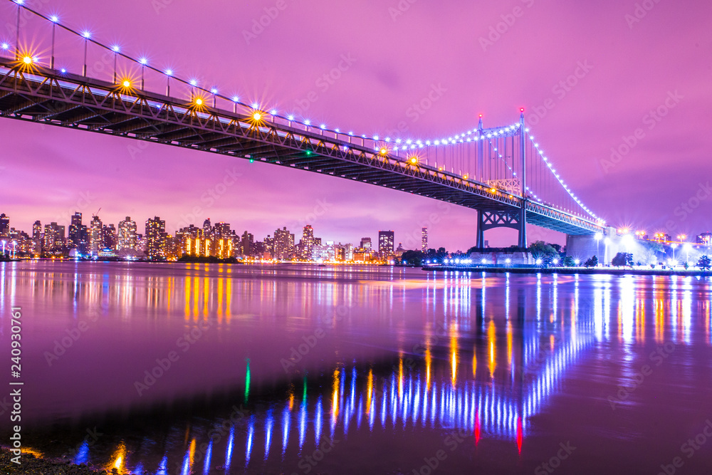 Fototapeta premium Widok mostu RFK Triborough z Astoria Queens w kierunku Roosevelt Island i Manhattan New York City widziany w nocy