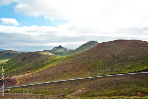 Kurven zeichnen die isländische Landschaft im Süden der Insel