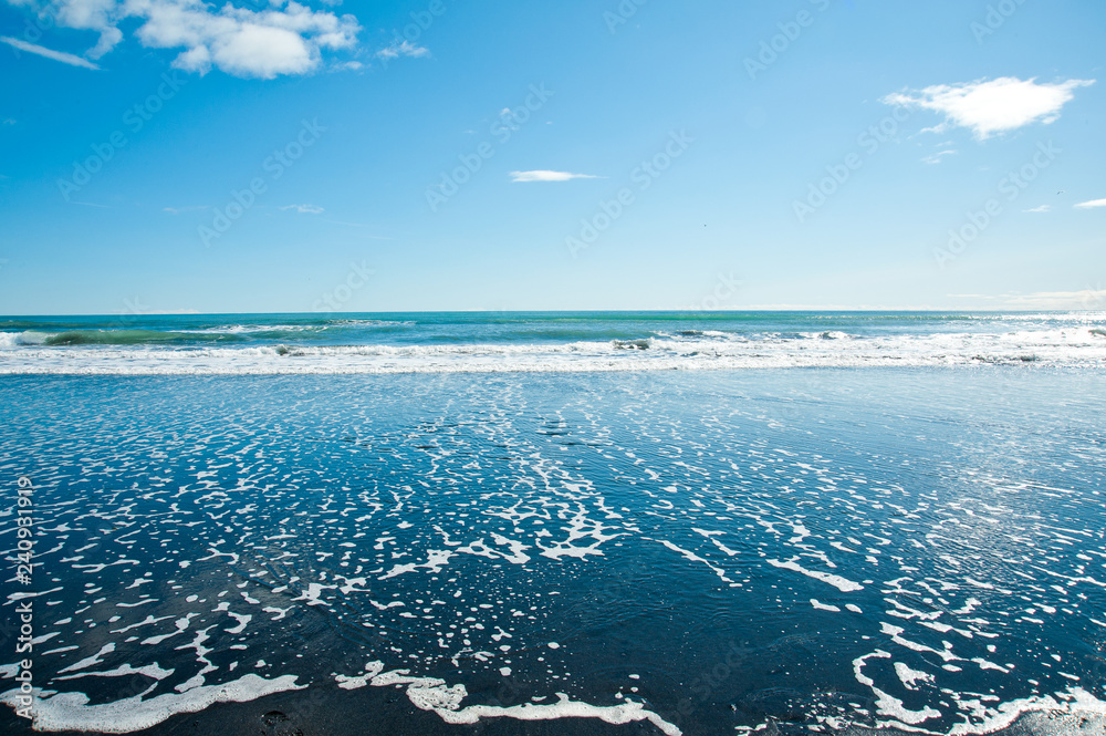Naklejka premium Wellen am Strand