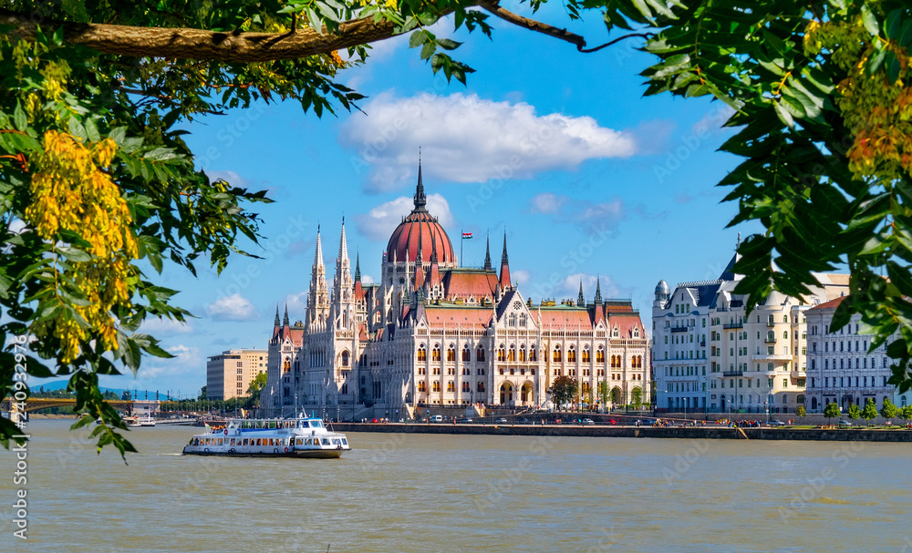 Naklejka premium Parlament Budapest und Donau