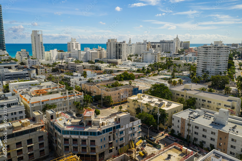 Fototapeta premium Aerial Miami Beach apartamenty mieszkalne i mieszkania przy plaży