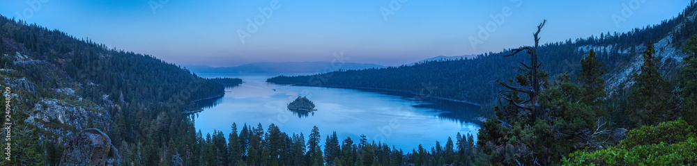 Fototapeta premium Emerald Bay and Fannette Island at Sunset Panorama