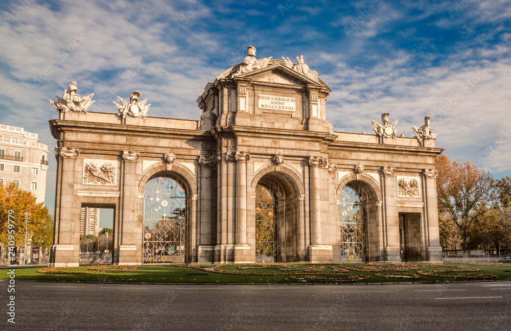 Fototapeta premium Puerta de Alcalá w słoneczny dzień