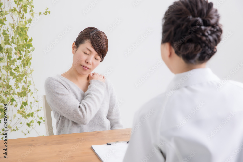 肩こりの女性をカウンセリング