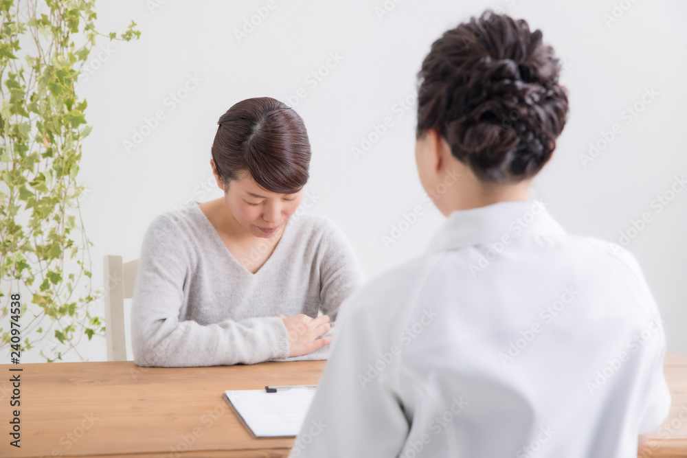 悩む女性をカウンセリング 悩む女性をカウンセリング