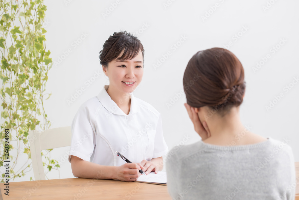 悩む女性をカウンセリング
