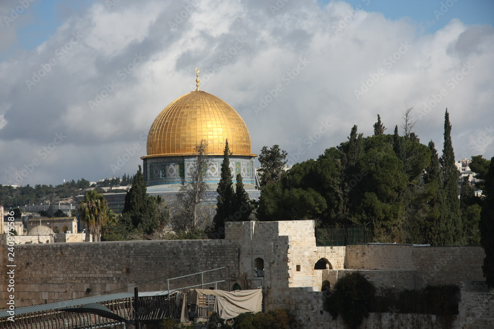 Obraz premium Golden Mosque dome of the rock in the center of Jerusalem