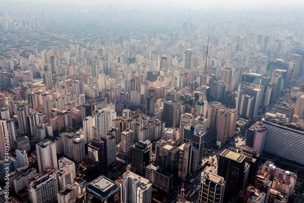 Foto aérea da cidade de São Paulo mostrando fog/poluição