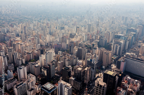 Foto aérea da cidade de São Paulo mostrando fog/poluição