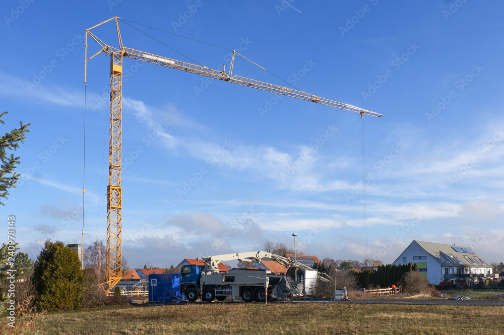 Der Beton wird mittels Betonpumpe zum Bau gebracht Der Beton wird mittels Betonpumpe zum Bau gebracht