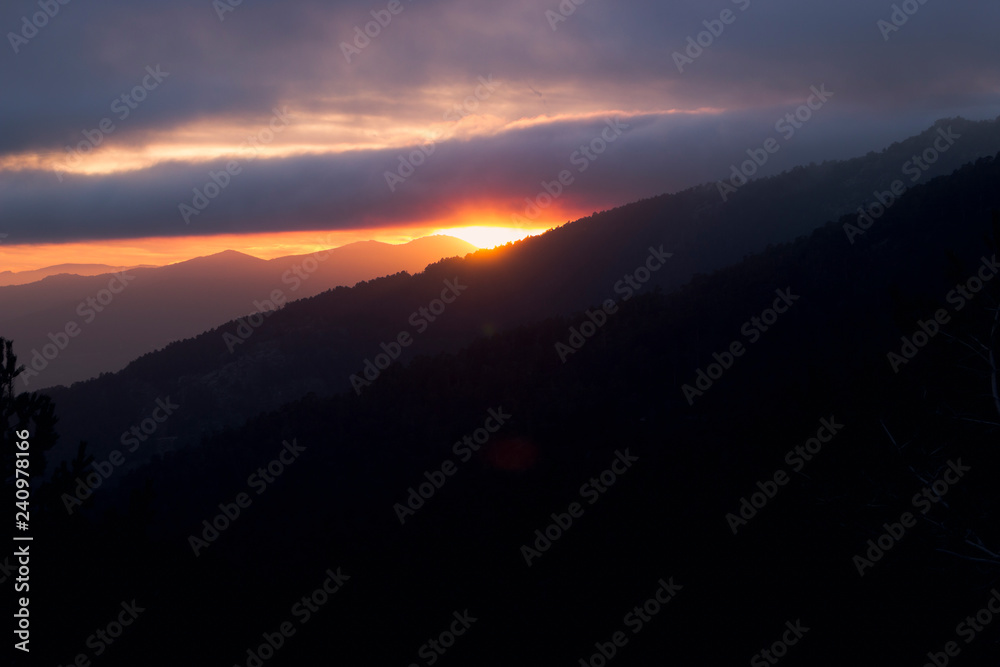 Fototapeta premium Stunning sunset between mountains