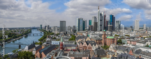 Blick auf die Frankfurter Skyline vom Dom