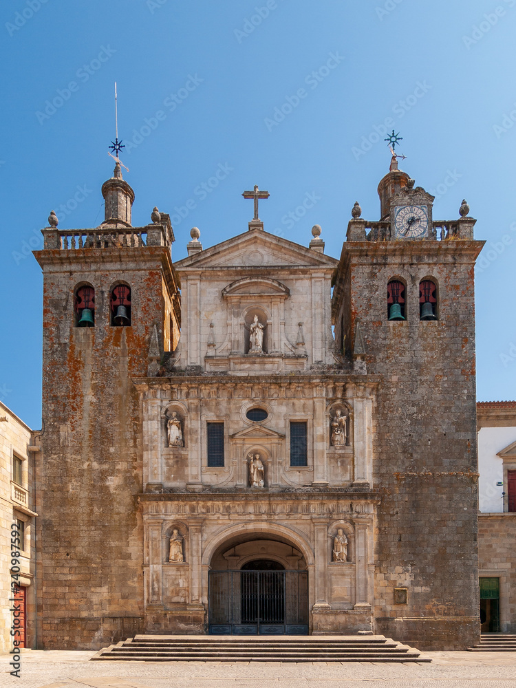 Blick auf das Portal einer Kirche in Viseu