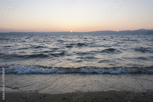 Sonnenuntergang und Wellen am Berzdorfer See bei Görlitz photo