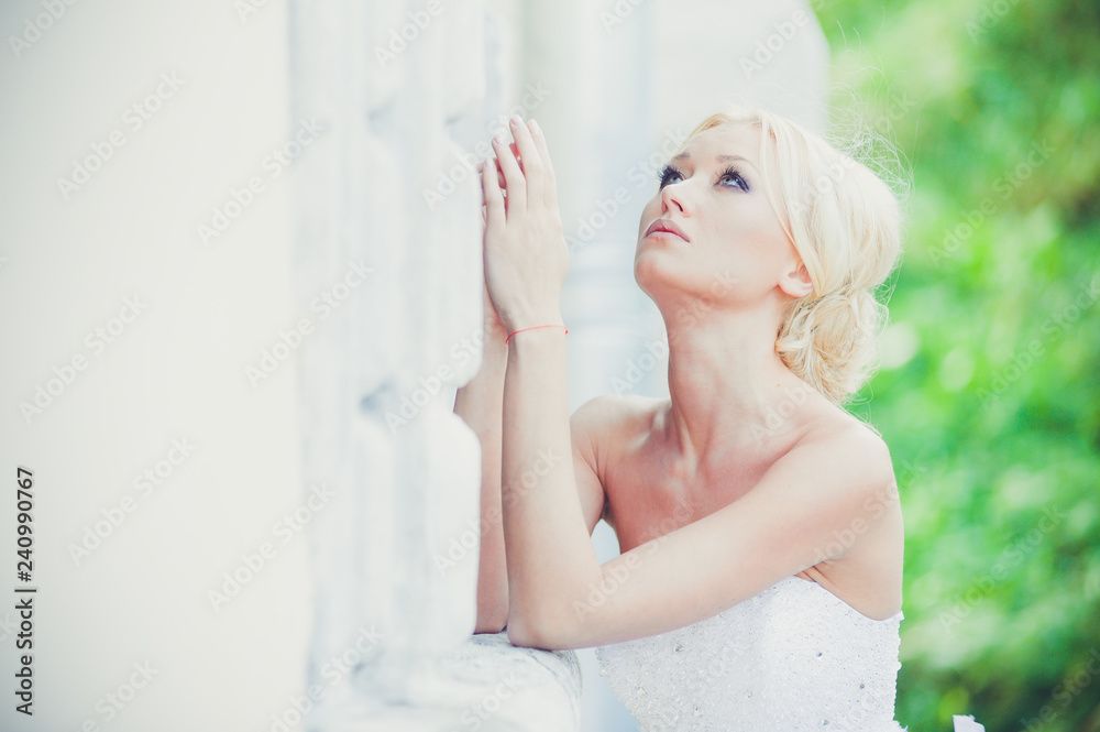Naklejka premium Beautiful bride sensual portrait before wedding ceremony