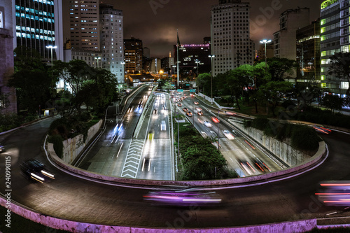 Noite na cidade de São Paulo, Brasil, com vista para eixo norte-sul photo