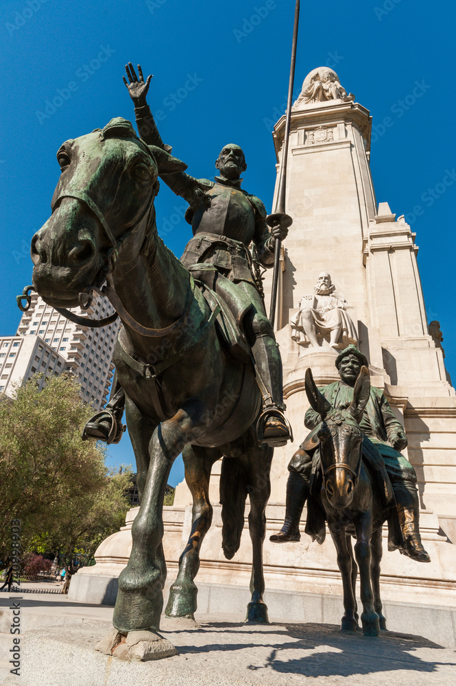 Obraz premium Bronze sculptures of Don Quixote and Sancho Panza at the Cervantes monument, Plaza de Espana, Madrid, Spain
