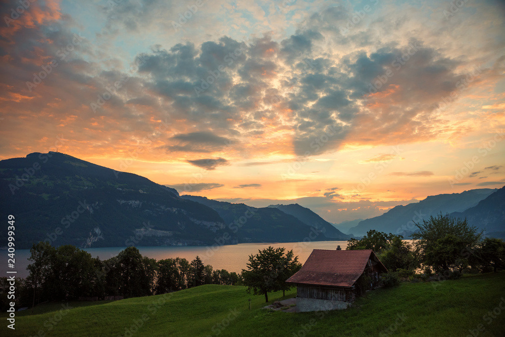 romantische Morgenstimmung im Berner Oberland am Thunersee, mit wunderschönen Wolken