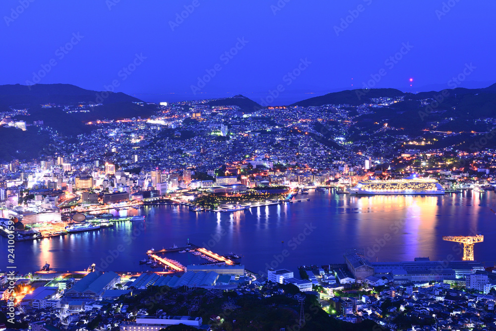 稲佐山から見た長崎の夜景とクルーズ船