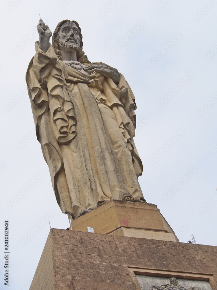 Naklejka premium La Statue du Sacré-Coeur sur le Mont Urgull à Saint-Sébastien (Espagne)