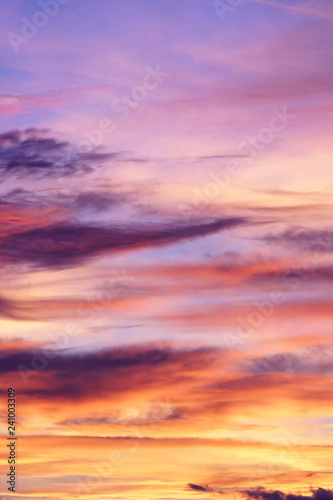 herbstlicher Abend Himmel zum Sonnenuntergang mit Wolken und Abendrot. © René Bittner
