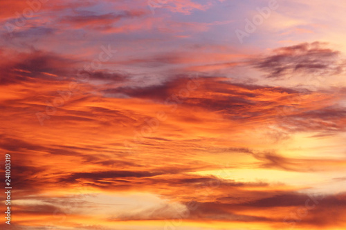 Fototapeta Naklejka Na Ścianę i Meble -  herbstlicher Abend Himmel zum Sonnenuntergang mit orange gefärbten Wolken und Abendrot.