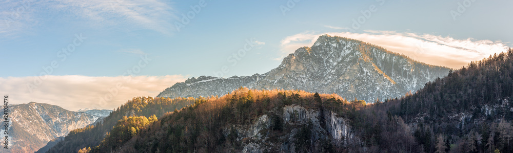 Naklejka premium Piękna krajobrazowa panorama w górach, spadek