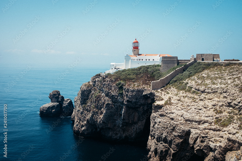 Felsküste in Portugal am atlantischen Ozean mit Leuchtturm