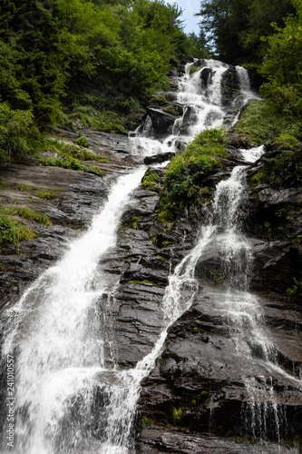 Cascata d'acqua da una cima di montagna