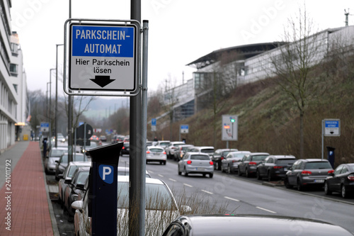 Parkzone mit Parkscheinautomat am ICE-Bahnhof Montabaur - Stockfoto photo