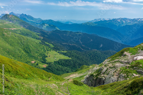 View over the Green Valley, surrounded by mountains vyskokimi on a clear summer day