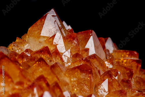 Foto Macro mineral stone Citrine in rock in crystals on a black background